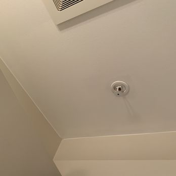 Elma Painting - White ceiling paint on top of walls - Painters Near Me - Surrey, British Columbia Elma Painting - White ceiling paint on top of walls - Painters Near Me - Surrey, British Columbia