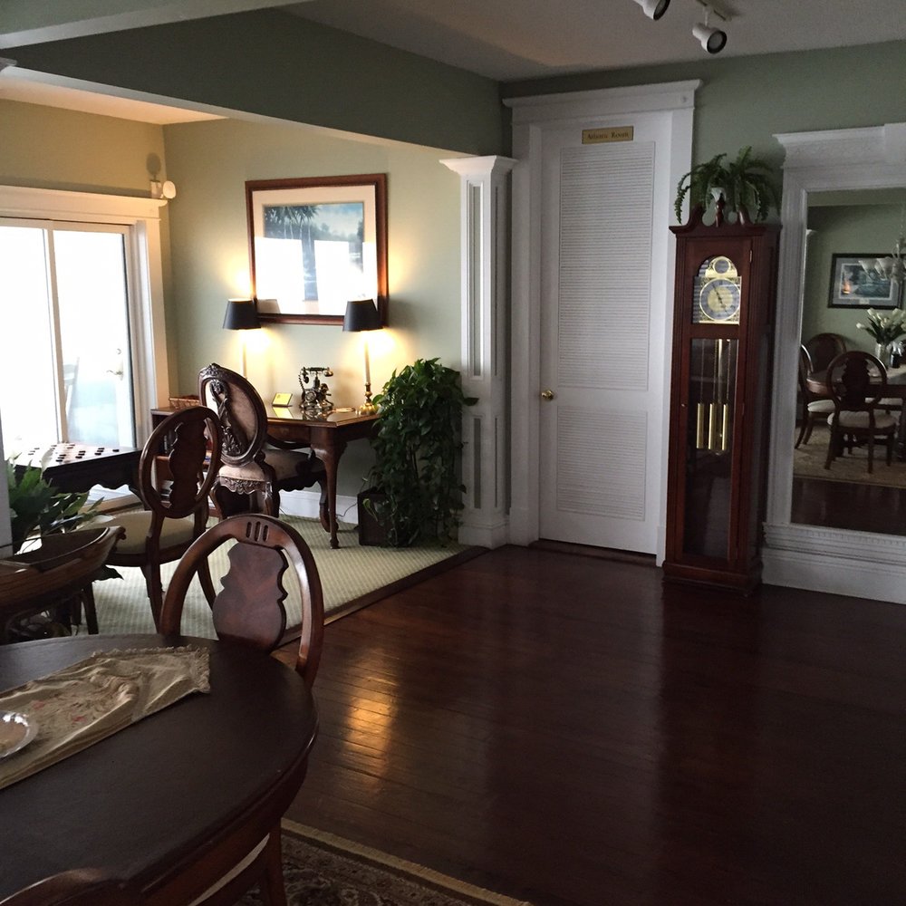 Desoto Beach Bed & Breakfast - The living room/ common room - Bed & Breakfast Near Me - Tybee Island, Georgia Desoto Beach Bed & Breakfast - The living room/ common room - Bed & Breakfast Near Me - Tybee Island, Georgia