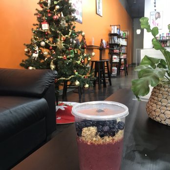 Emerald City Smoothie - The standard açaí bowl- its a big ol thing!! - Juice Bars & Smoothies Near Me - Bellevue, Washington