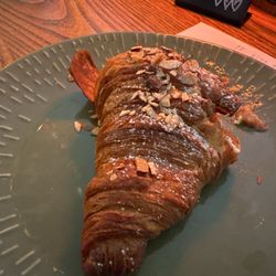 Bøker og Børst - Almond croissant