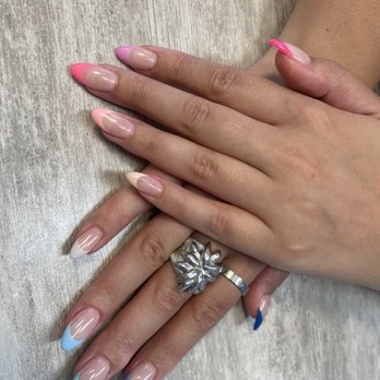 Nails On Yonge - Nail Salons Near Me - Toronto, Ontario