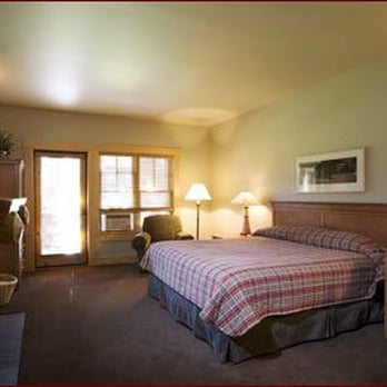 Freestone Inn & Cabins - Luxury Inn King Bedroom - Hotels Near Me - Mazama, Washington
