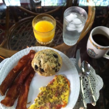 Chestnut Charm Bed & Breakfast - Fresh baked muffin, crisp Iowa baco, eggs with fresh herbs and garden tomatoes, and coffee, tea and juice! - Hotels Near Me - Atlantic, Iowa