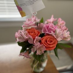 Nashville Florist - Arrangement delivered which was not what I ordered - grocery store flowers and vase.