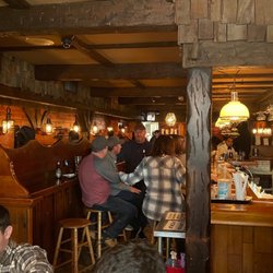 Chicago Pizza And Oven Grinder Company - Tight and cramped but fun atmosphere