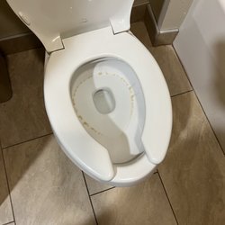 Comfort Inn & Suites Cedar Rapids North - Collins Road - Toilet was nasty