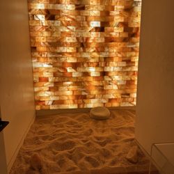 Poppi's Spa & Lounge - Pink Himalayan salt room