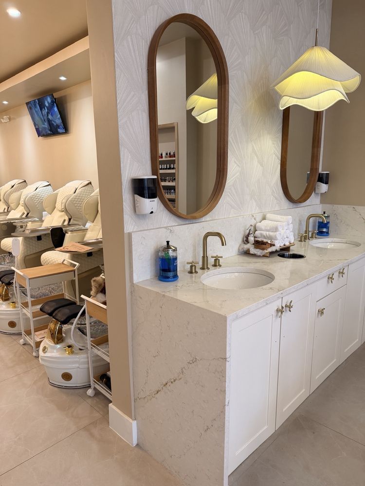 Era Nail Lounge Logo