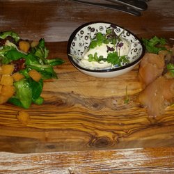 Hoiz - Hausgebeizter Saibling Meerrettich  Speck Croutons, Feldsalat, Dil