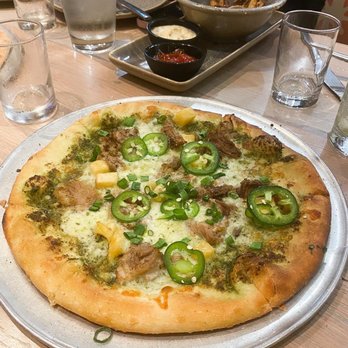 Moku Kitchen - Kalua pig and pineapple pizza - Cocktail Bars Near Me - Honolulu, Hawaii Moku Kitchen - Kalua pig and pineapple pizza - Cocktail Bars Near Me - Honolulu, Hawaii