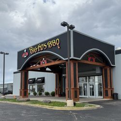 Big Ed's BBQ - Store front, BBQ time!