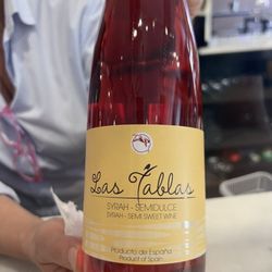Museo del Queso Manchego - Las Tablas pink wine.