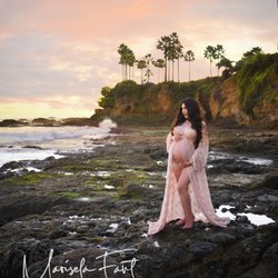 Picture Moments Photography - Amazing sunset for this maternity session at the beach.