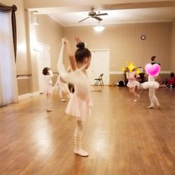 Le Petit Dance Studio - A few minutes of free dance in every lesson.