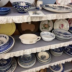 Somerset Peddlers Mall - blue china plates