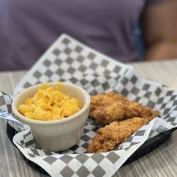 Coconut Charlies Pool Bar & Grill Myrtle Beach - Kida Tender with side mac (comes with drink)