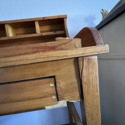 Midland Van Lines - Cracked leg on desk.