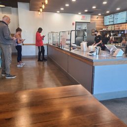 Empty restaurant and still waiting 10 mins for my food when i placed it take out 25 mins before i walked in Empty restaurant and still waiting 10 mins for my food when i placed it take out 25 mins before i walked in