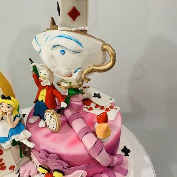 The Magic Oven - Alice in wonderland cake - Custom Cakes Near Me The Magic Oven - Alice in wonderland cake - Custom Cakes Near Me