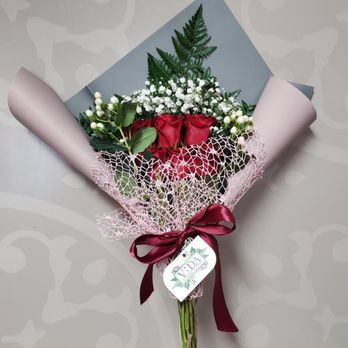 Vida Flowers And Gifts - Half dozen rose bouquet - Florists Near Me - Milwaukee, Wisconsin Vida Flowers And Gifts - Half dozen rose bouquet - Florists Near Me - Milwaukee, Wisconsin