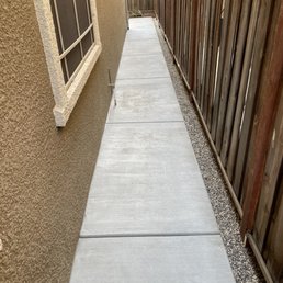 Side house concrete walkway Side house concrete walkway