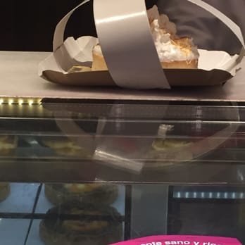 BAkery - Compre 1/4 de pan, porque soy una excelente anfitriona (?) y se que el man come con pan...también me tente un poquito. - Bakeries Near Me - Buenos Aires, C