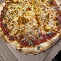 Half Canadian bacon and mushroom, half giardiniera and Italian beef