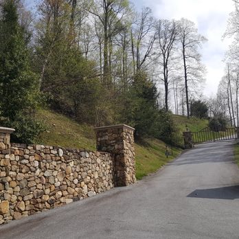 Mountain Vista Properties - High Cliffs at Round Mountain - Real Estate Agents Near Me - Black Mountain, North Carolina Mountain Vista Properties - High Cliffs at Round Mountain - Real Estate Agents Near Me - Black Mountain, North Carolina