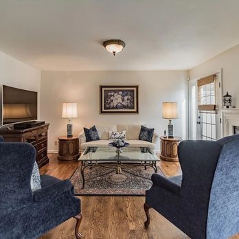 Seller's Advantage Home Staging - a living room - Home Staging Near Me Seller's Advantage Home Staging - a living room - Home Staging Near Me