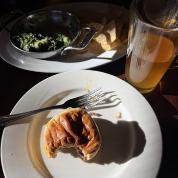 Favorite Bistro - A very aesthetically pleasing slider & spinach dip & beer - French Near Me - Las Vegas, Nevada Favorite Bistro - A very aesthetically pleasing slider & spinach dip & beer - French Near Me - Las Vegas, Nevada