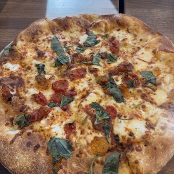 Yard House - Margherita pizza - New American Near Me - Brea, California