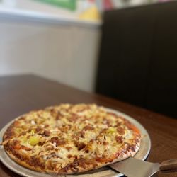 Parkway Pizza Roseville - BBQ chicken pizza with added banana peppers. Totally recommend