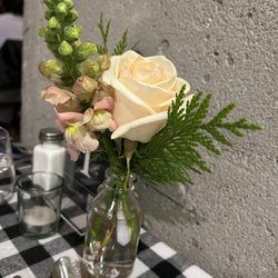 Roma Nord Bistro - Fresh roses on the table. Who does that anymore?