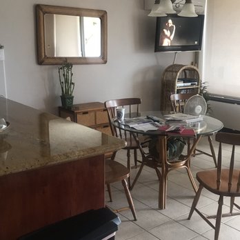 Kihei Alii Kai - A cozy 4 seated kitchen table set within the open floor plan - Apartments Near Me - Kihei, Hawaii Kihei Alii Kai - A cozy 4 seated kitchen table set within the open floor plan - Apartments Near Me - Kihei, Hawaii