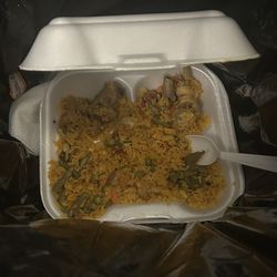 Este palacio de los jugos de la 40 no sirve tienen que poner mejores cocineros el arroz con pollo no tenia sabor para nada y se ve viejo