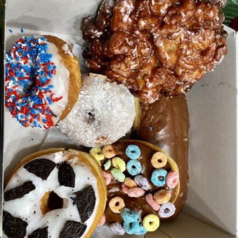 Moon Donuts - Half Dozen Assorted Donuts. Everything was fresh and delicious - Donuts Near Me - Redondo Beach, California Moon Donuts - Half Dozen Assorted Donuts. Everything was fresh and delicious - Donuts Near Me - Redondo Beach, California