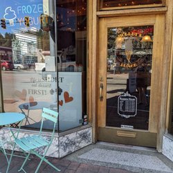 Holley's Place - Stopped by this cute little place for some frozen yogurt.