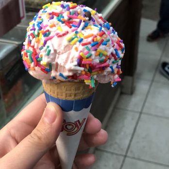 Cold Stone Creamery - Strawberry ice cream with sprinkles - Ice Cream & Frozen Yogurt Near Me - Wellington, Florida Cold Stone Creamery - Strawberry ice cream with sprinkles - Ice Cream & Frozen Yogurt Near Me - Wellington, Florida