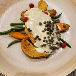 Chicken Pictta with green beans and carrots.