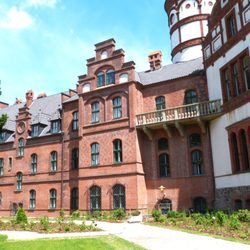 Verein der Freunde des Wiligrader Schlosses - Schloss Wiligrad, Wirtschaftsflügel/Parkseite in Backstein-Rohbauweise mit Küchentrakt, Gästetrakt (1. OG.) u.  Wohng. der Hofdame (2. OG)