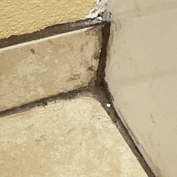 Microtel Inn & Suites by Wyndham Cartersville - Dirty corner in bathroom