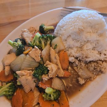 Thai Noodle - Chicken and broccoli, so good! - Thai Near Me - Mattoon, Illinois Thai Noodle - Chicken and broccoli, so good! - Thai Near Me - Mattoon, Illinois