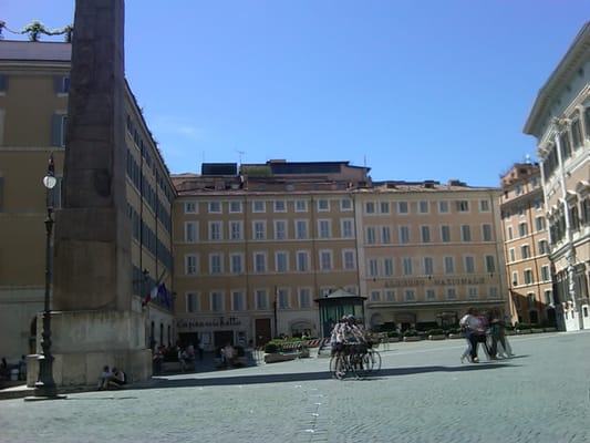 Piazza Colonna by null