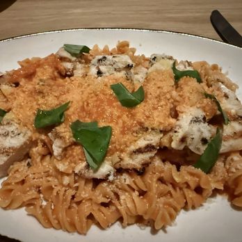 il ponte - Chicken Fusilli alla Vodka - American Near Me - Milwaukee, Wisconsin il ponte - Chicken Fusilli alla Vodka - American Near Me - Milwaukee, Wisconsin
