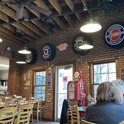 6th Street Filling Station - Cool vibes