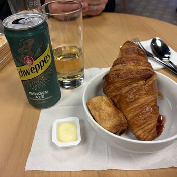ANA Lounge - Airport Lounges Near Me - Lisbon, 11