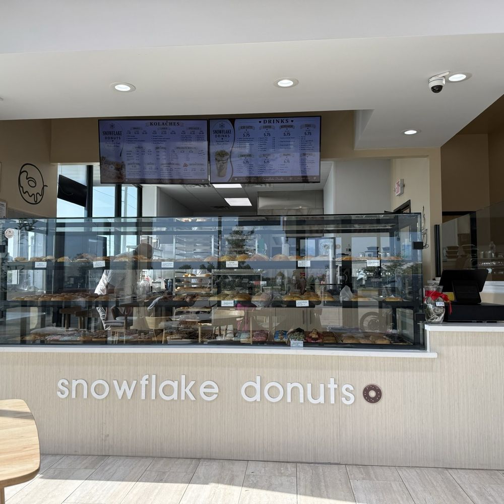 Snowflake donuts - front cho get - Breakfast & Brunch Near Me - Arcola, Texas