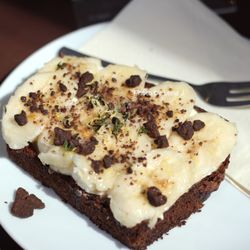 Gegrilltes Bananenbrot (4,50€) - banana bread topped with whipped ricotta, banana slices, maple syrup, thyme, and chocolate. Quite good thou