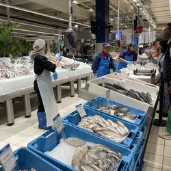 Auchan - Fresh seafood lots of selection.