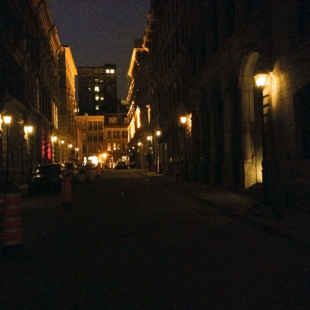 RUE SAINTEHÉLÈNE / ÉCLAIRÉ AU GAZ Montréal, Quebec, Canada Local